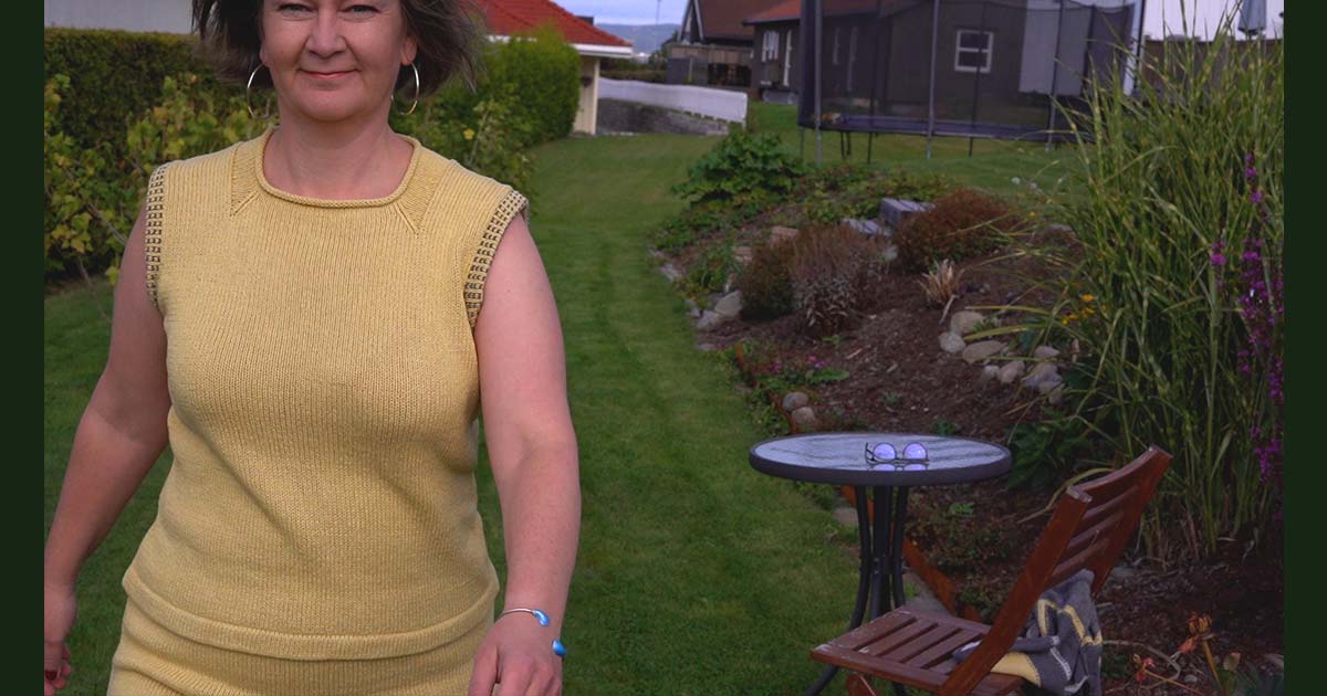 Nærbilde av sommertopp, dame i hage