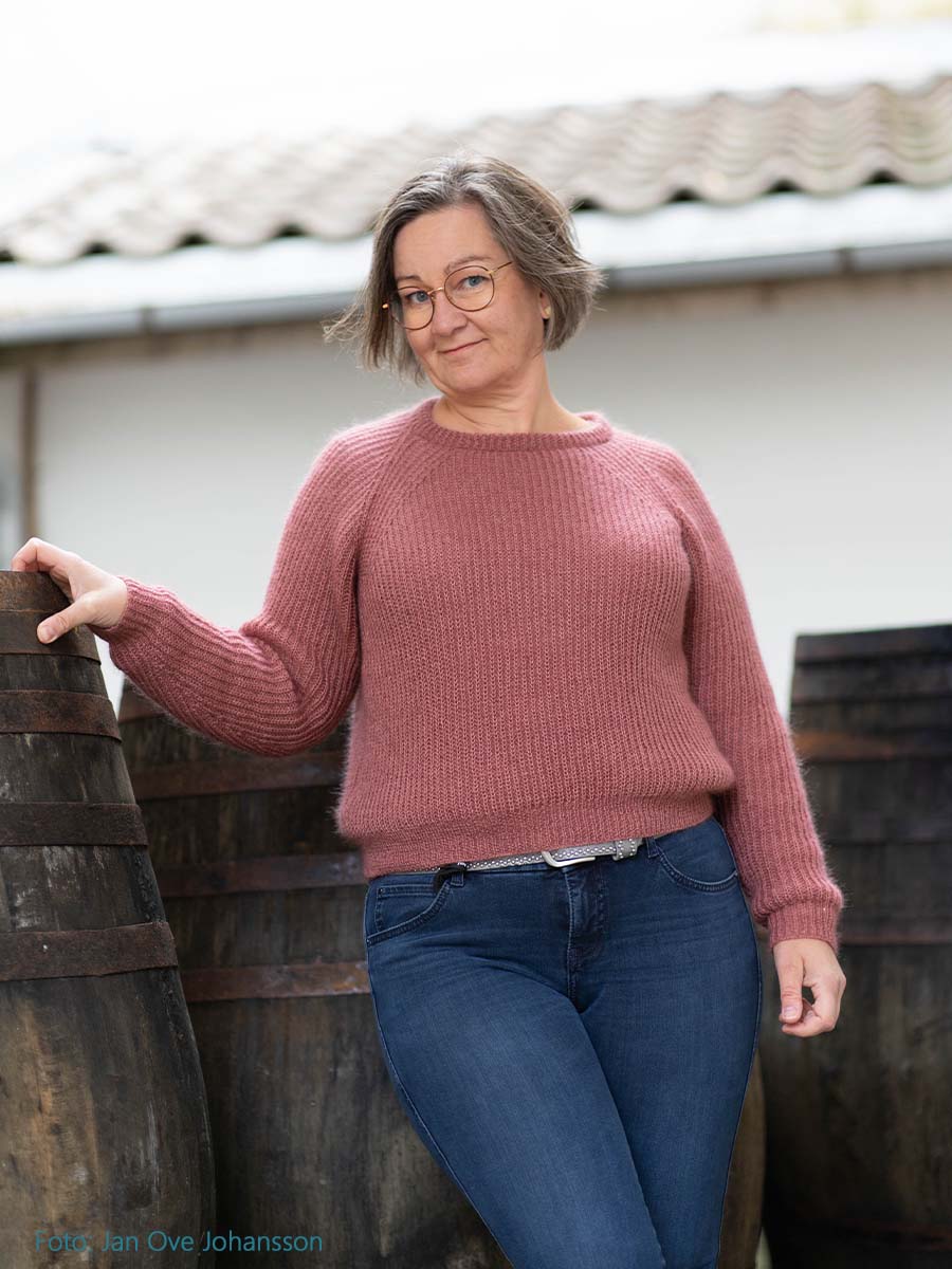 Rosa genser, modell og gamle tønner