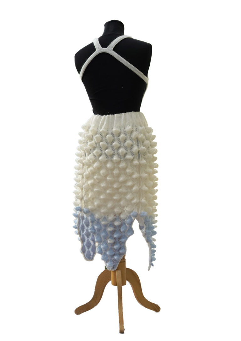 Utstillingsmodell "Snø" sett bakfra