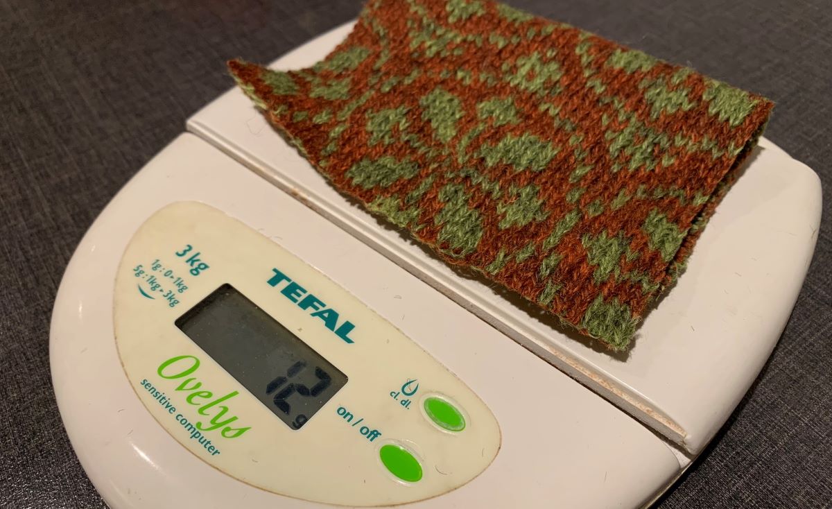 Prøvelapp veies på vekt