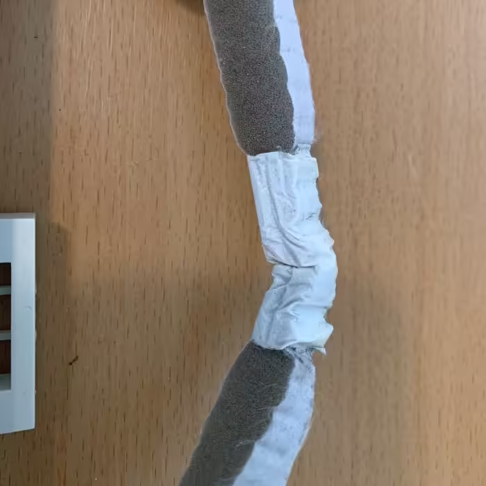 Sperreskinne for LK150 strikkemaskin med tape til skjøt- som har krøllet seg.