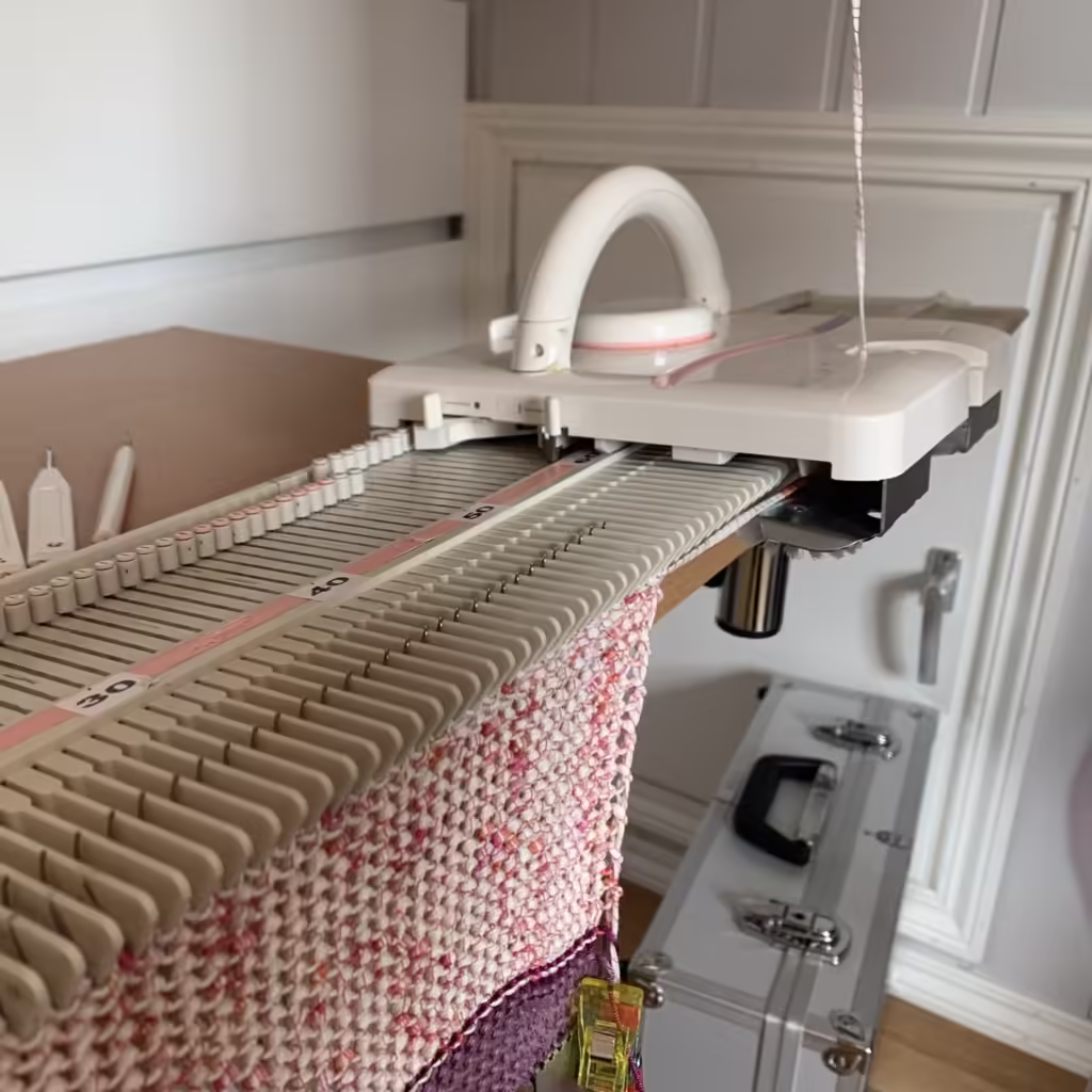 Strikketøy under arbeid på strikkemaskina LK150