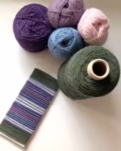 Garn i forskjellige farger og vikleprøve der fargene er benyttet
